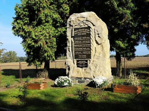 Pomník padlým ve&nbsp;světových válkách,opravený nákladem obce Kbel září 2014